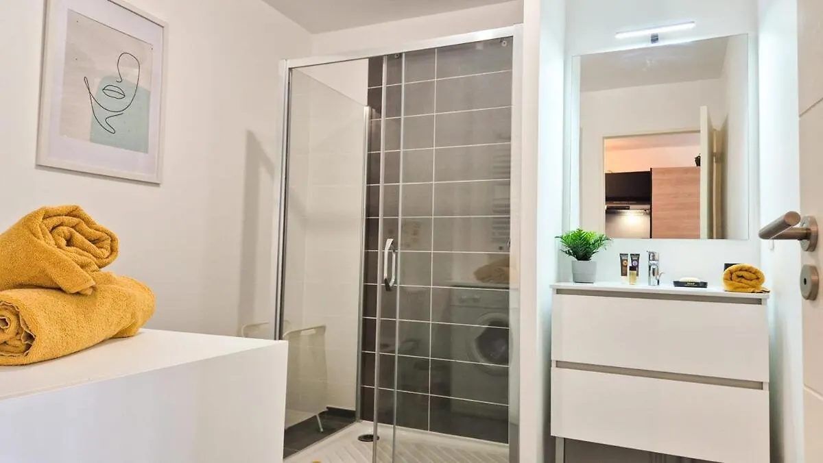 Joli Appartement Avec Terrasse - Climatisation Drap 0*,  France
